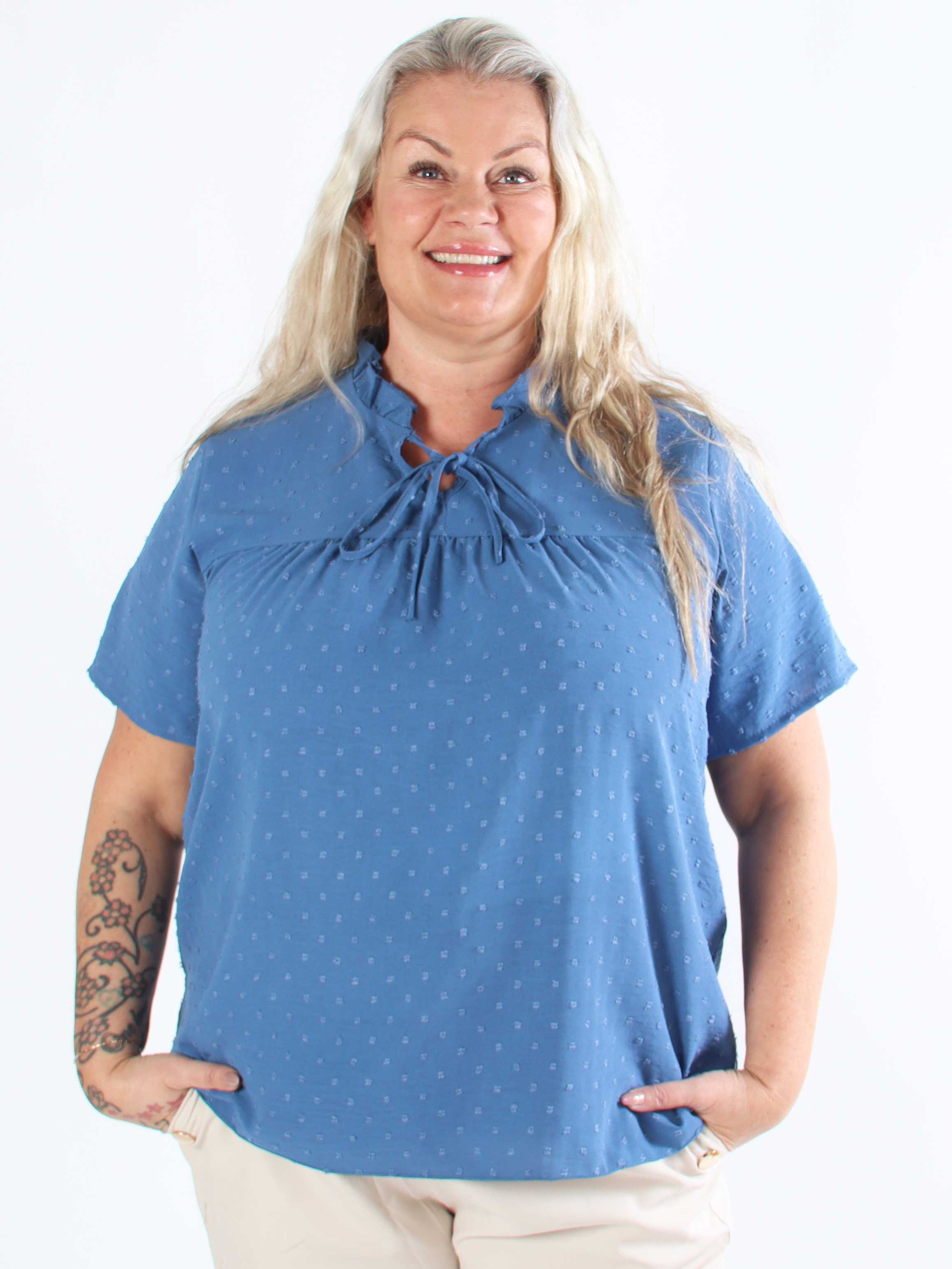 Bloom - Söt tunika i plusstorlek med volangkant och rosett